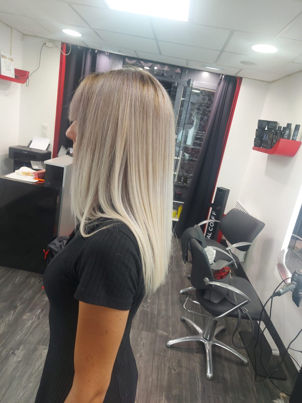 Balayage blond platine sur cheveux longs