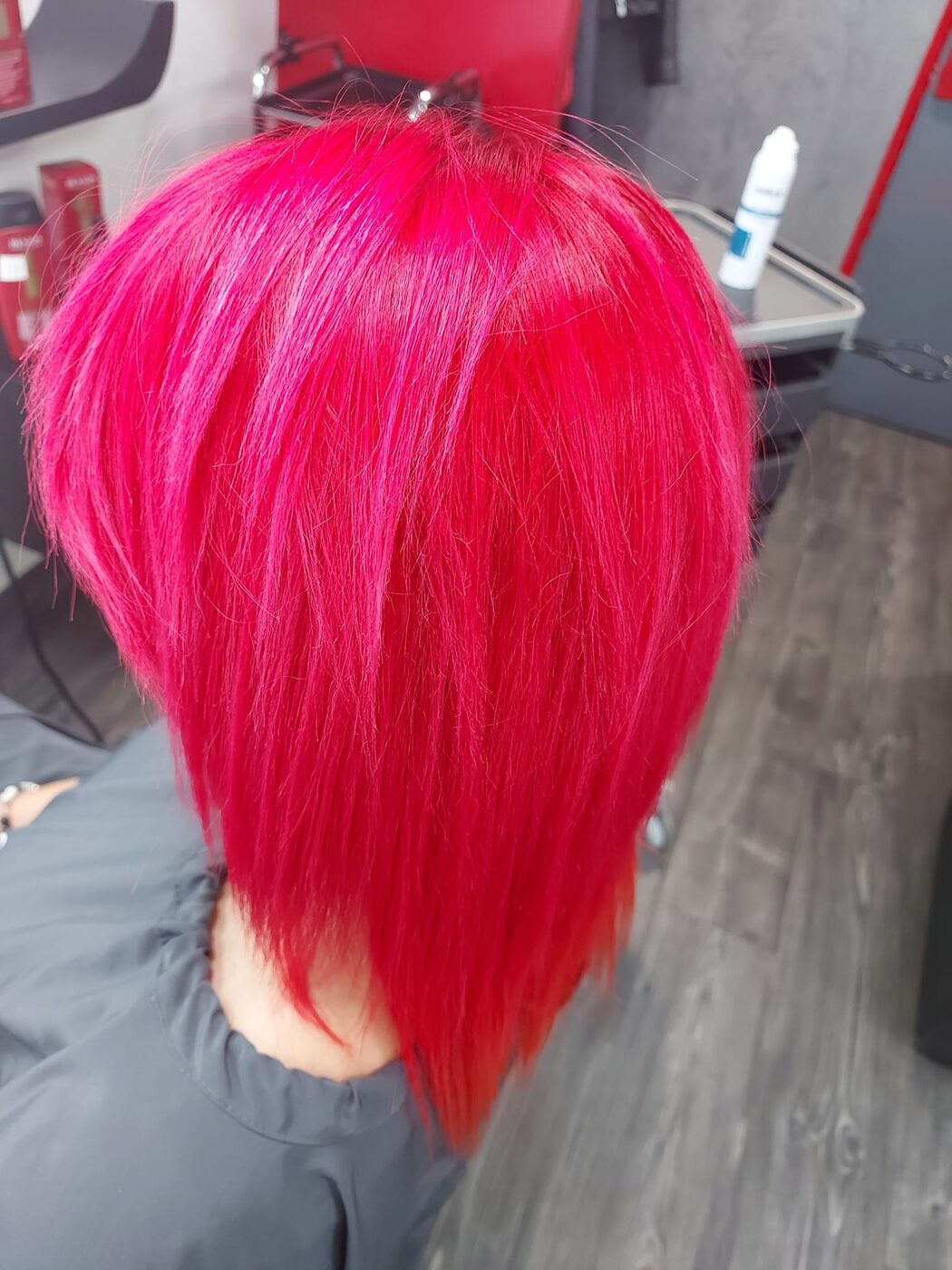 Coloration rose vif sur carré plongeant