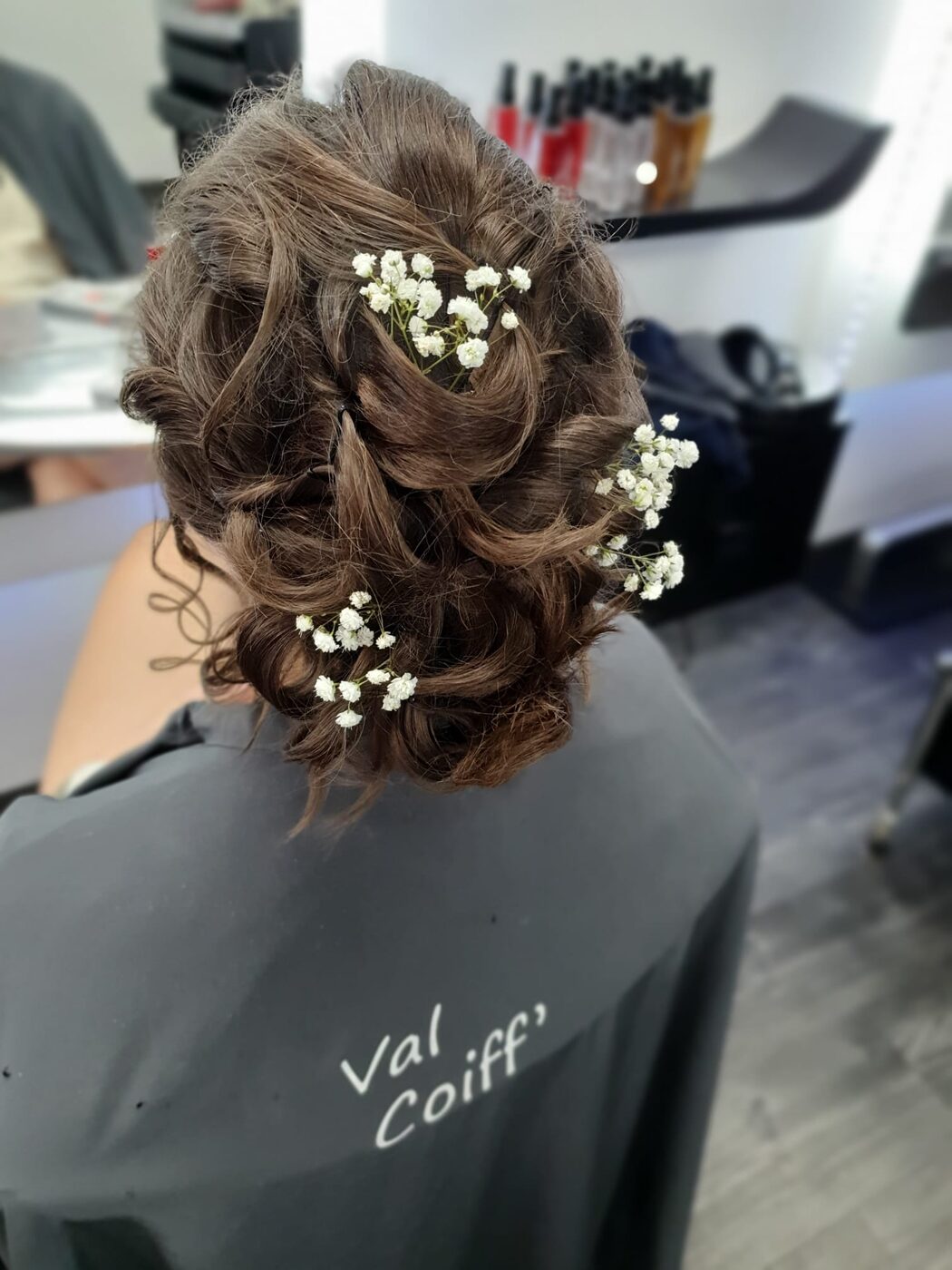 Chignon de mariée décoré de gypsophile